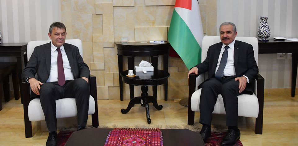 اشتية يبحث مع المفوض العام للأونروا أوضاع اللاجئين الفلسطينيين في كافة أماكن تواجدهم