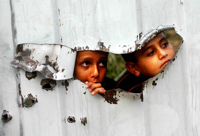 مقدونيا تحتجز 40 فلسطينيًا بينهم أطفال بظروف سيئة