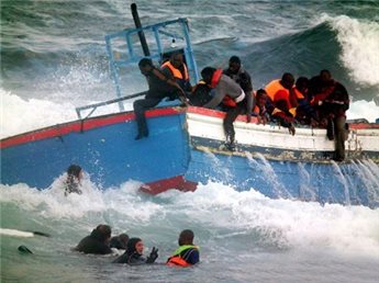 البحرية الايطالية تنقذ 700 مهاجر من الغرق بينهم فلسطينيون