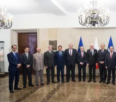 بضمنهم السفير العراقي .. مجلس السفراء العرب لدى بولندا يقدمون العزاء برحيل صائب عريقات