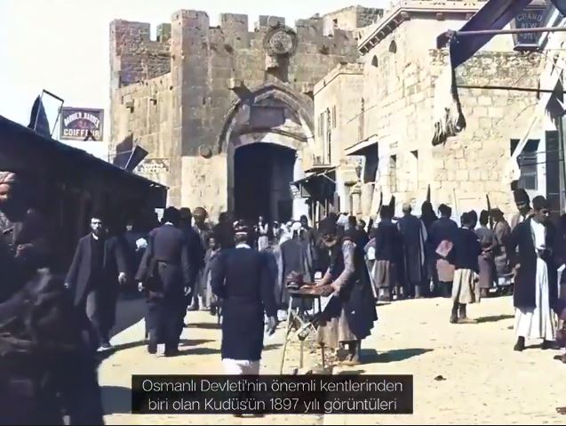 فيديو نادر جدا لمدينة القدس قبل 123عاماً، بالألوان مقطع لمنطقة باب الخليل في فترة الدولة العثمانية تم تصويره عام1897
