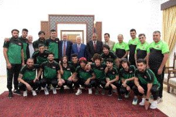 الرئيس الفلسطيني يستقبل وفد المنتخب العراقي لكرة القدم