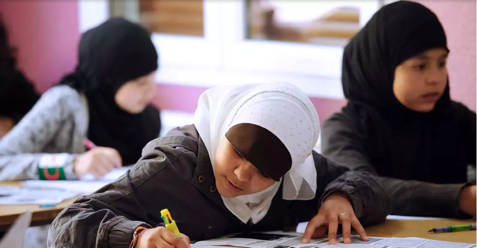 إغلاق مدرسة فرنسية تسمح بارتداء الحجاب .. بتهمة "الانفصالية"