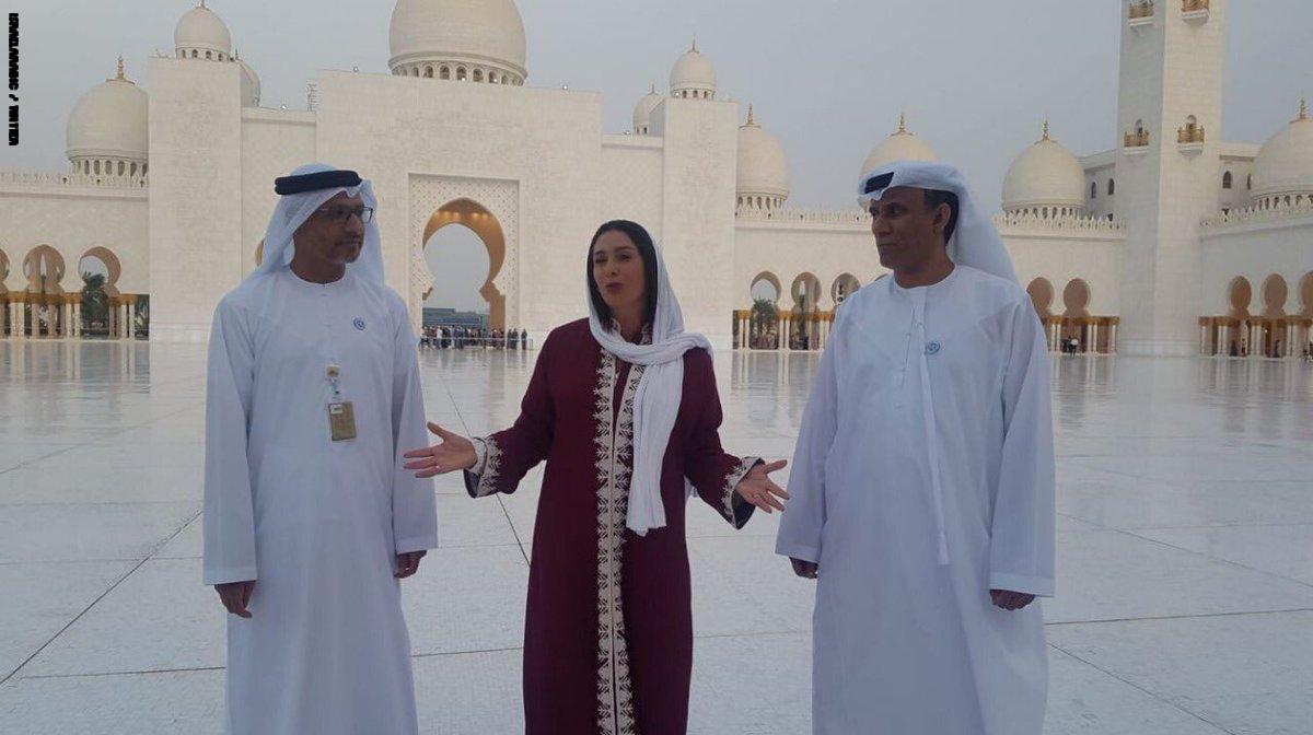 وزيرة ثقافة كيان الاحتلال الشهيرة بسب الأذان والمسلمين تزور الإمارات مع الوفد الرياضي الصهيوني وتتجول في "مسجد الشيخ زايد" وتذرف الدموع عند سماعها "النشيد" الصهيوني "يعزف" مع رفع علم كيان الاحتلال في الإمارات