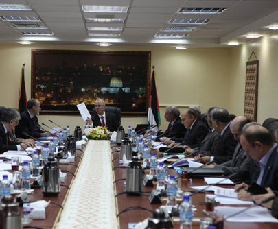 مجلس الوزراء الفلسطيني يؤكد استمرار الجهود لتأمين إدخال المساعدات الإنسانية لمخيم اليرموك