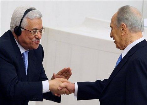 عباس يصدم الفلسطينيين : لا أدعم مقاطعة "إسرائيل"