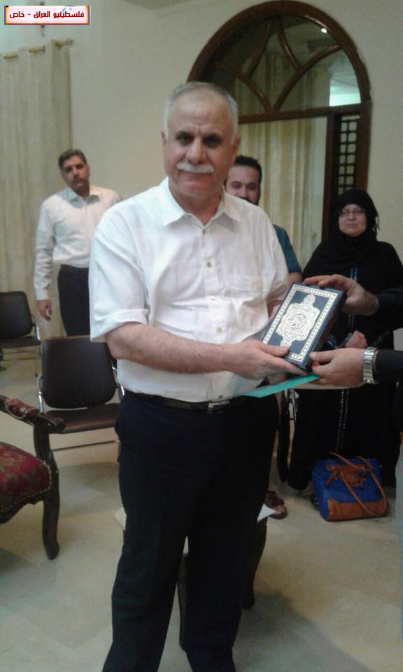 اللاجئون الفلسطينيون في العراق يسلمون السفير الفلسطيني رساله إلى الرئيس محمود عباس